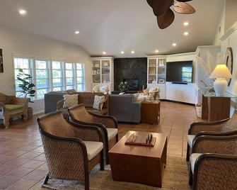6,500+sf Private Estate Hosted Bed & Breakfast w/ 4 King suites - Kailua-Kona - Living room