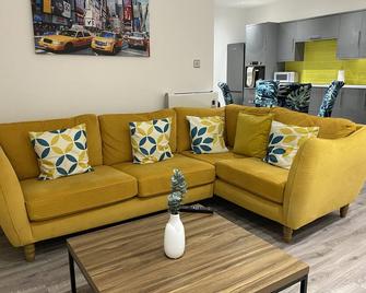 Stylish 3beds Nystyle Apt - Parking Self Check-In - Swansea - Wohnzimmer