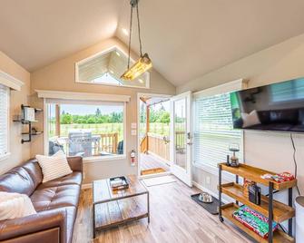 Rainforest Tiny Home Retreat Industrial 26 - Forks - Living room