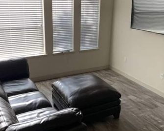 24 Hour Gym, House, Outside Pool, Elevator, Great Parking - McKinney - Living room