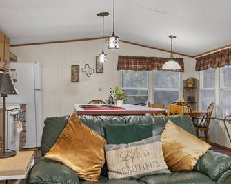 Lake Limestone Getaway w/ Firepit - Groesbeck - Huiskamer