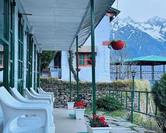 Himalayan High, Auli, By Himalayan Eco Lodges - Joshīmath - Patio