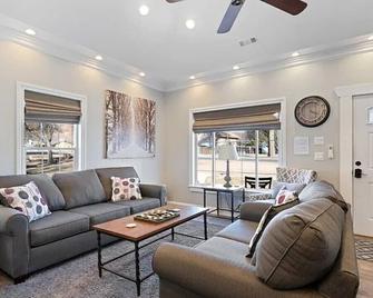 Upscale Cottage/gym/sauna/backyard/walk to: hiking/museums/restaurants/shop/SL7+ - Kanab - Living room