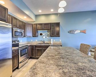 Dtwn Ludington Condo Balcony, Walk To Beach! - Ludington - Kitchen