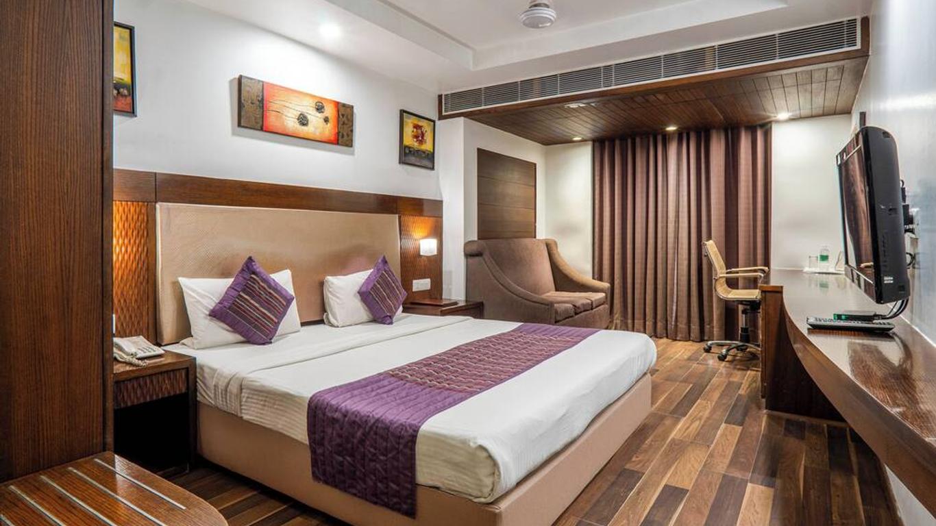 Hotel Le Roi Near New Delhi Railway Station