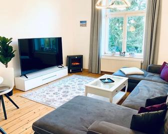 Superior Apartment - Deutsche Villa 1.og .mit Gem.sauna und Garten - 130qm Superior Apartment - - Rostock - Salon