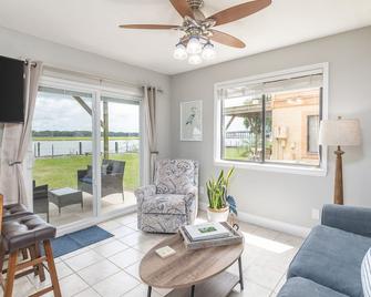 Beaufort's Blue Heron Hideaway on Battery Creek - Beaufort - Living room
