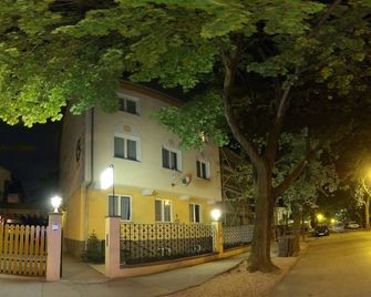 Corvin Hotel - גיור - בניין