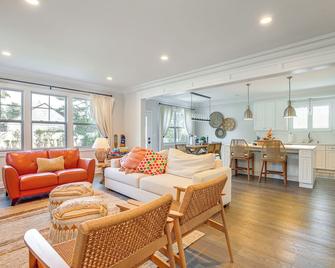 Sleek Long Branch Vacation Rental w/ Pool + Patio! - Long Branch - Sala de estar