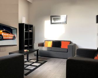 Samuel Place by SG of Crewe - 5 Beds, 4 Bedrooms, 2 Bath - Crewe - Living room