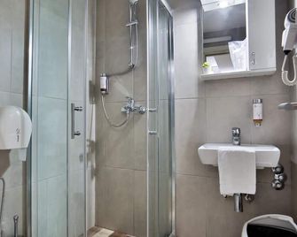 Garni House 46 Plus - Belgrade - Bathroom
