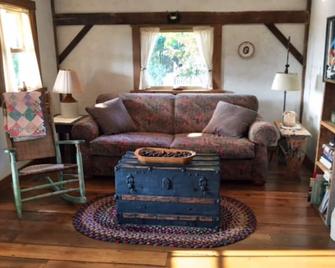 1800’s restored log cabin on 26 private rolling wooded acres with sunset views - Madison - Living room