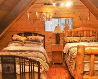 The Cozy Cottage, Sleeps 6 - Island Park - Bedroom