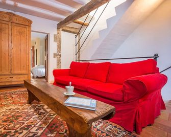 Near Beaches and Golf: Chic Spacious Stone 'Castle' with A/C in Medieval Village - Cruilles, Monells y San Sadurní - Sala de estar