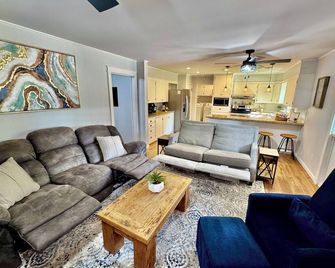 Boutique Home-Cozy, Clean, Comfy, 3/2 Abilene, Sleeps 6, Near Acu, King - Abilene - Living room