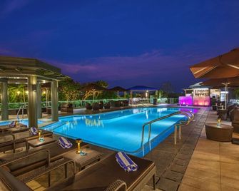 Belmont Hotel Manila - פאסאי סיטי - בריכה