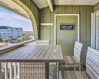 Cozy Carolina Beach Condo with Ocean Views! - Carolina Beach - Balcony