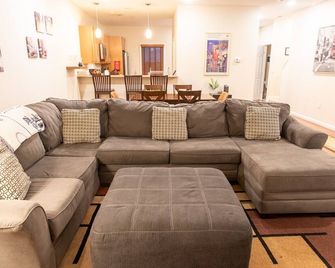 Heart of Morgantown: 1 Mile to High Street! Fabulous House! - Morgantown - Living room