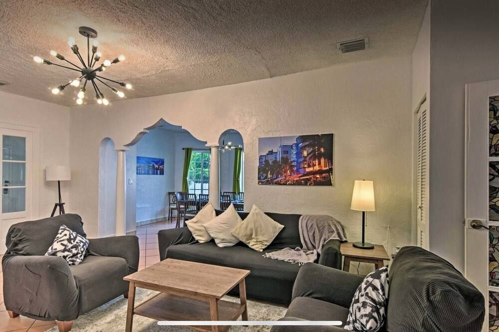 NEW! Charming Home near Brickell w/ Private Yard! - Miami - Living room
