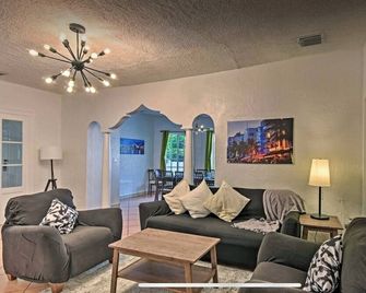 NEW! Charming Home near Brickell w/ Private Yard! - Miami - Living room