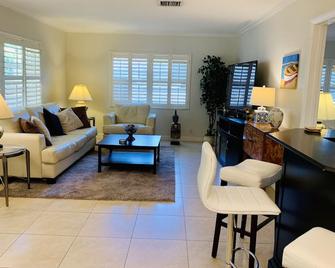 Intracoastal Key West Style Apartment- Walk To Beach And Restaurants - Deerfield Beach - Living room