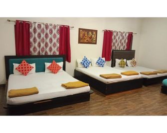Tiara Boutique Rooms by 29Bungalow - Alibag - Living room