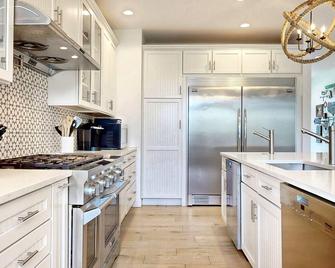 Family Tides by Bayley Vacation Rentals - Scarborough - Kitchen