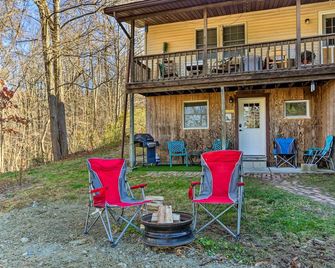 Charming Beacon Apt with Fire Pit Near Hiking! - Beacon - Patio