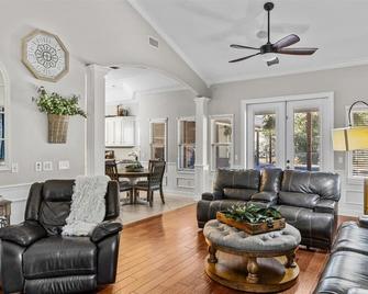 Spacious 4-bedroom pool house minutes from Suwannee River and natural springs! - Trenton - Sala de estar