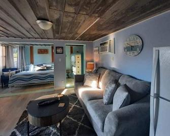#3 Pet Friendly! Pontoon/Kayaks Available! Studio Condo Close To Town & Marina! - Muscle Shoals - Living room