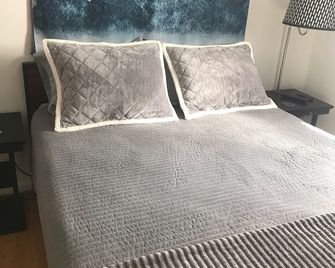 Won't you be my neighbor? Spring is here! Cozy home just outside of Asheville. - Candler - Makuuhuone