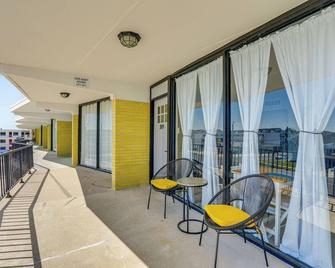 Walk to Beach North Wildwood Condo with Pool Access - North Wildwood - Balcony