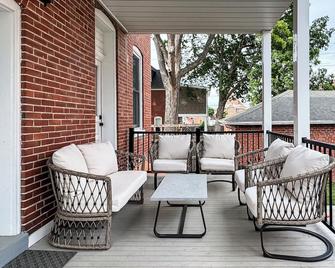 Garden Flat at Cedar Haus - Downtown WashMo, Dog-Friendly, Wineries, Fenced Yard - Washington - Patio