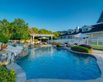 Modern Luxury Farmhouse Retreat on 10acres -Yoga Studio -hosts 16 - Ojai - Piscina