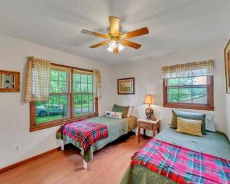 3br 2ba Bring the Bass Boats! Sleeps 10. Only 8 min to Goosepond - Scottsboro - Slaapkamer