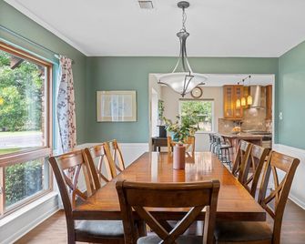 Beautiful Tudor Style home centrally located, and packed with amenities! - Belton - Dining room