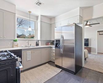 Tulsa Vintage Chic Cottage - King Bed Expo, Tu, Dtwn - Tulsa - Kitchen