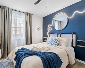Luxurious 4 Bed 2 bath in Downtown Brevard - Brevard - Bedroom