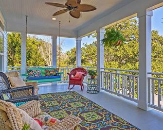Harbor Oaks Haven Walk to Front Beach and Downtown! - Ocean Springs - Living room