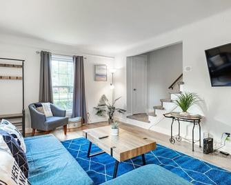 Renovated, Upscale Royal Oak Bungalow - Royal Oak - Olohuone