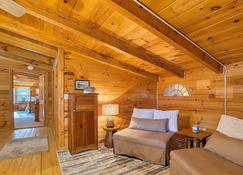 Linda's Haven Is A Gorgeous Log Home, Sleeps 8, Wifi, Roku, Central Heat/Ac, Hot Tub Mountain Vie - Maggie Valley - Living room