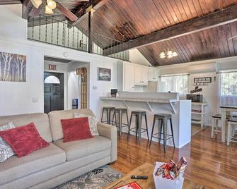 Lake Gregory Getaway Cabin with Deck and Grill! - Crestline - Living room