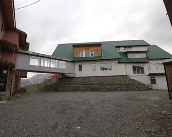 Freerider Hotel - Stepantsminda - Building