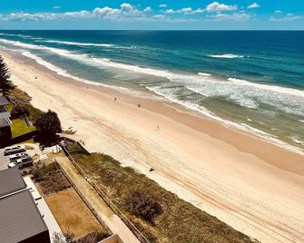 Beachfront Bliss - Views Pool & Café Next Door - Main Beach - Beach