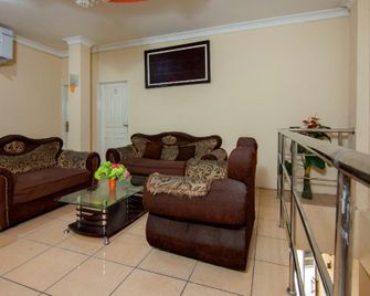 Hotel O 211 - Parapat - Wohnzimmer