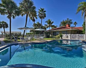 Sunny Gulf Coast Villa Direct Beach and Pool Access - Longboat Key - Pool