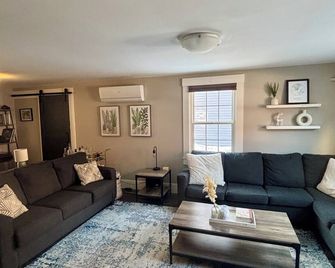 Downtown Charlottetown Retreat - Charlottetown - Wohnzimmer