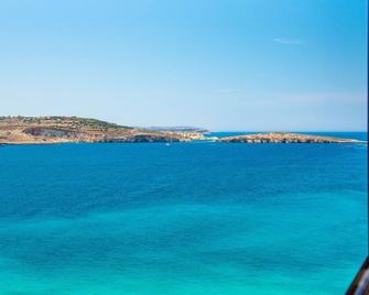 Islet Promenade Studio with spectacular seaviews by Getawaysmalta - Saint Paul’s Bay - Dining room