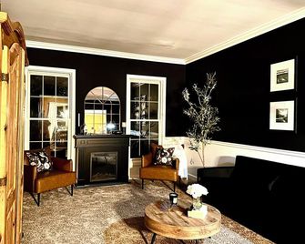 Large Golf Course Home With Heated Pool! - Gansevoort - Sala de estar