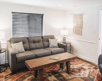 Sonoma's Best Guest Cottages - Sonoma - Living room